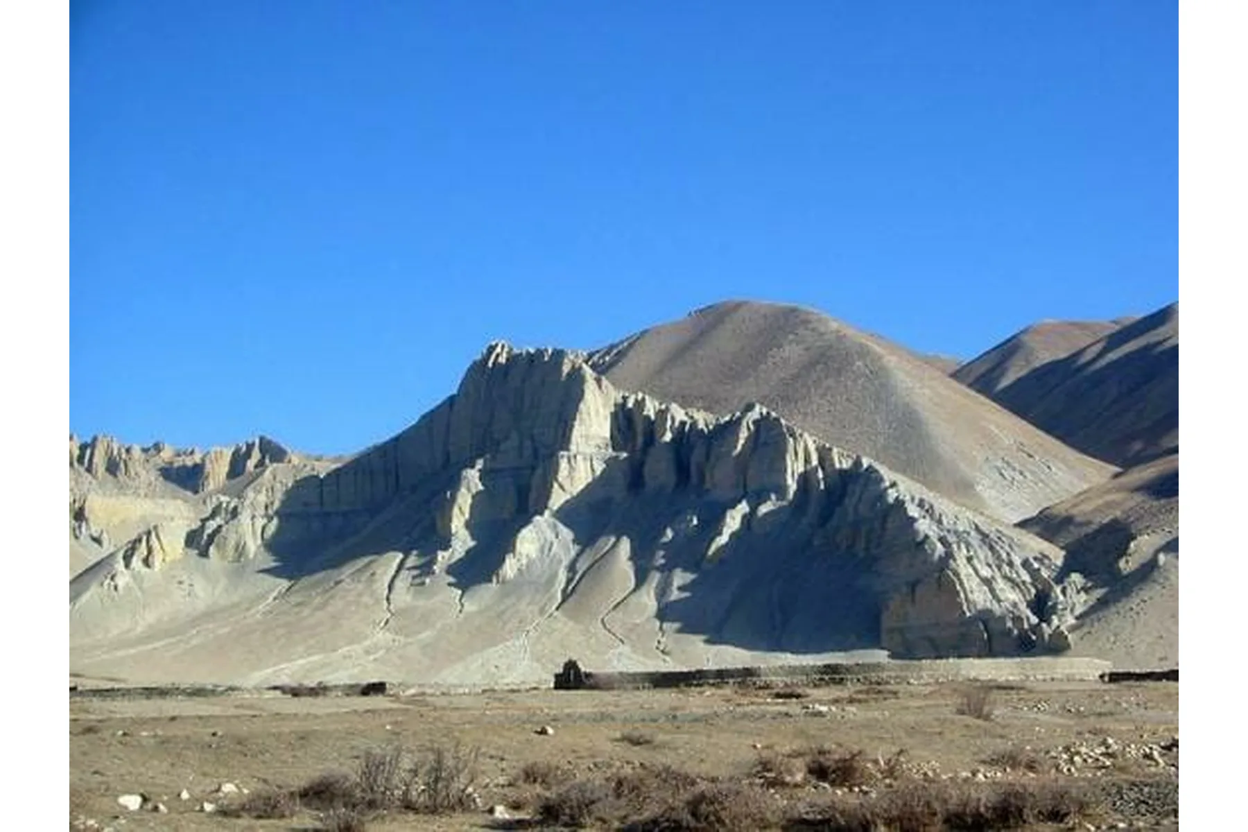 Cliffs-l eaving Tsarang-Mustang